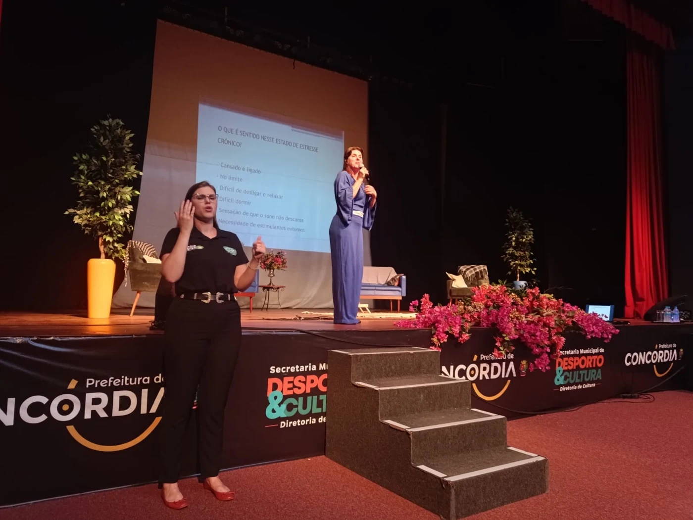 Interpretação em Libras durante um evento em Concórdia, registrado no portfólio.
